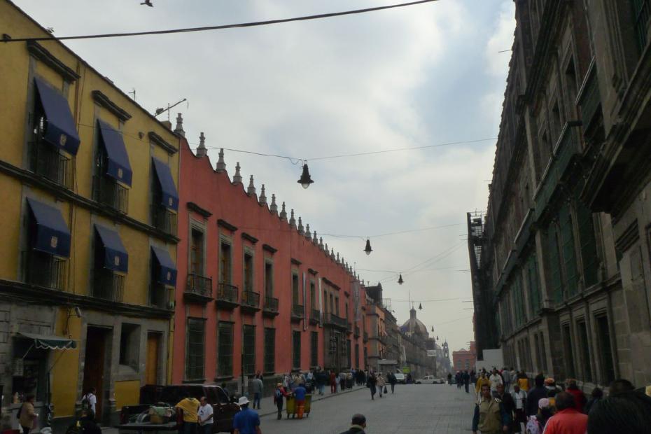 Mexiko: Straßenzug mit spanischen Kolonialgebäuden