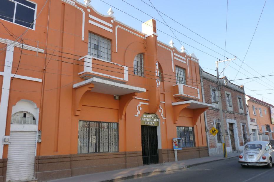 Mexiko: Terrakottafarbenes Kolonialgebäude