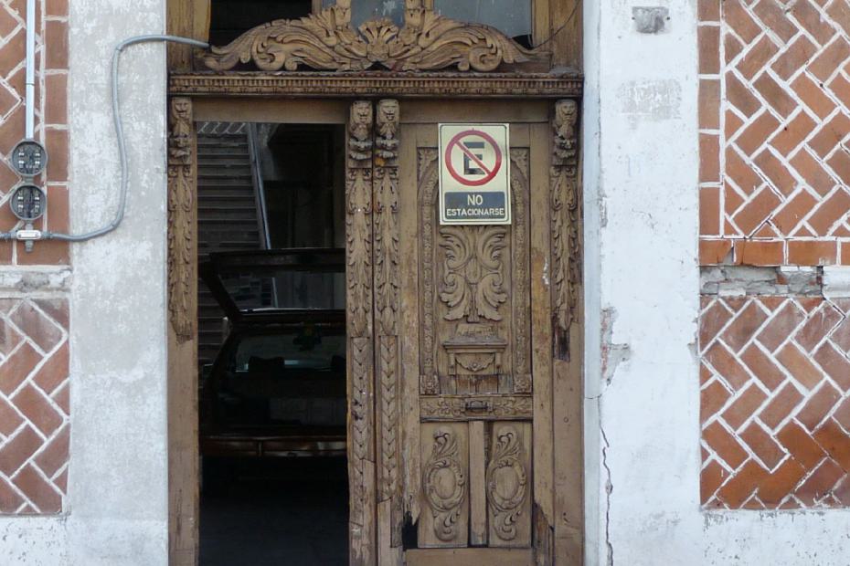 Mexiko: Eingang zu einem Backsteinkolonialhaus