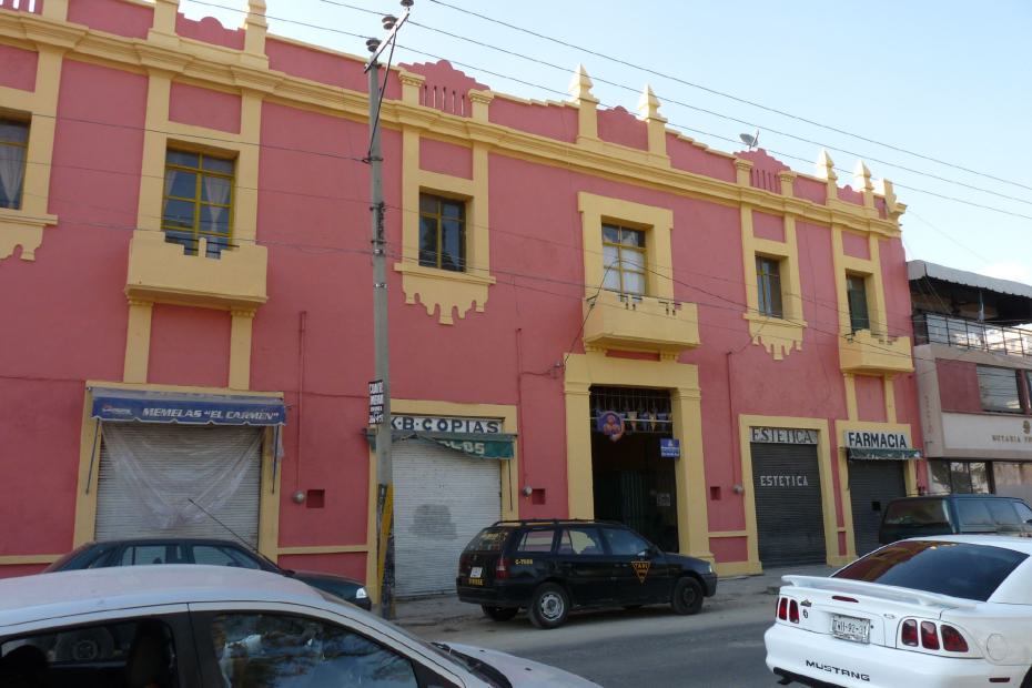 Mexiko: Ladengeschäfte in Kolonialgebäuden