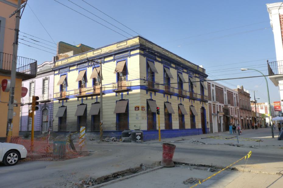 Mexiko: Blau-Gelbes Kolonialgebäude in Puebla