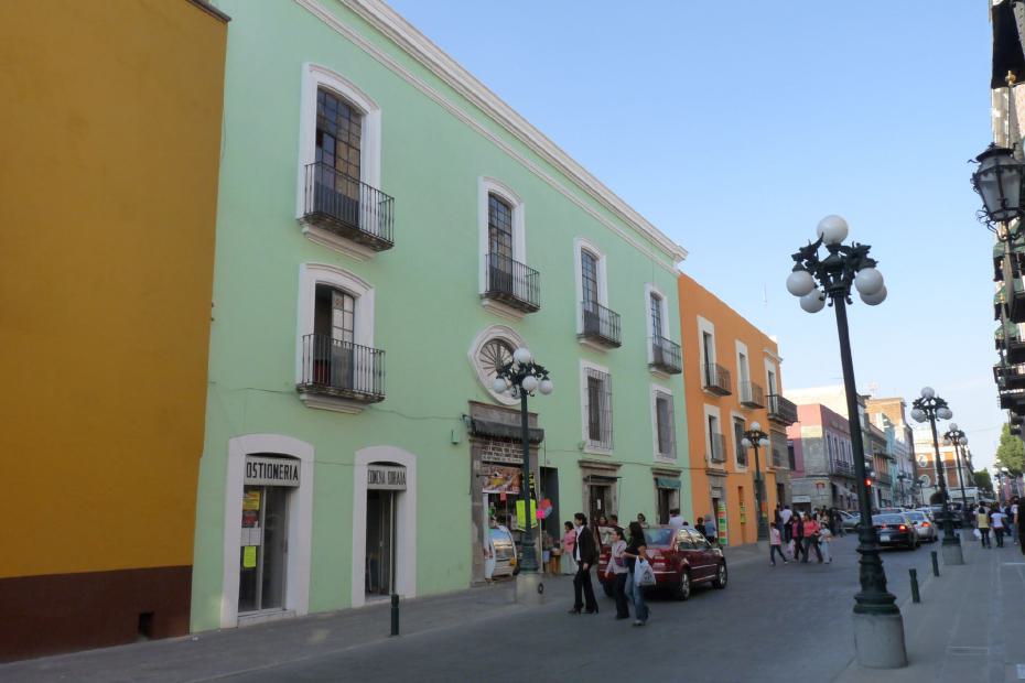 Mexiko: Mintfarbenes Kolonialgebäude in Puebla