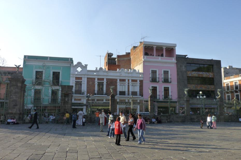 Mexiko: Kolonialgebäude vor der Kathedrale