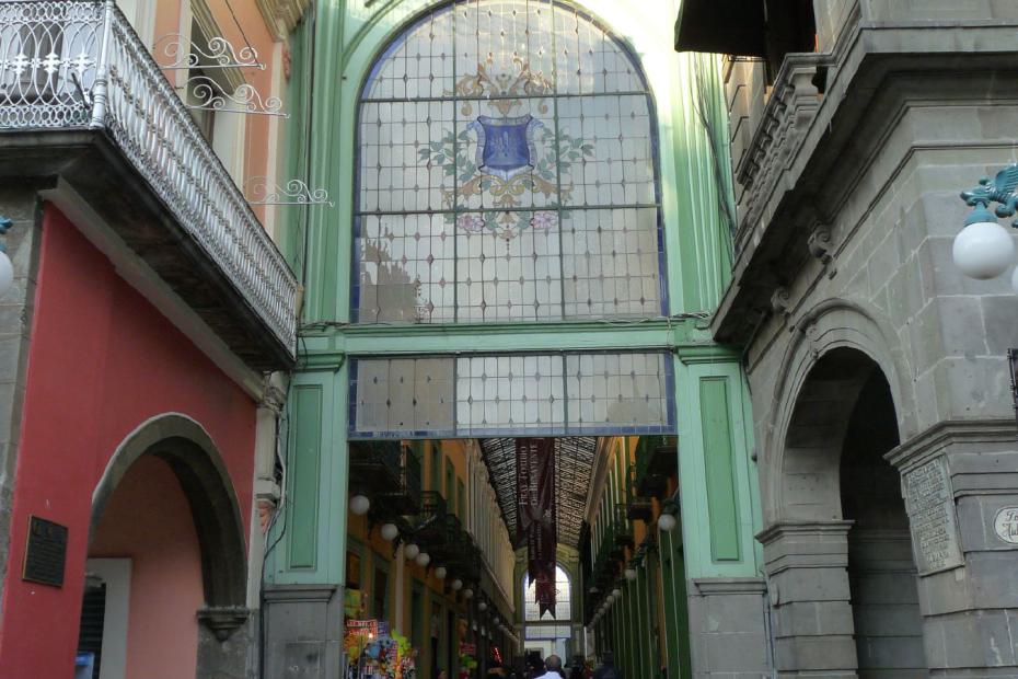 Mexiko: Ladenpassage am Zocalo von Puebla