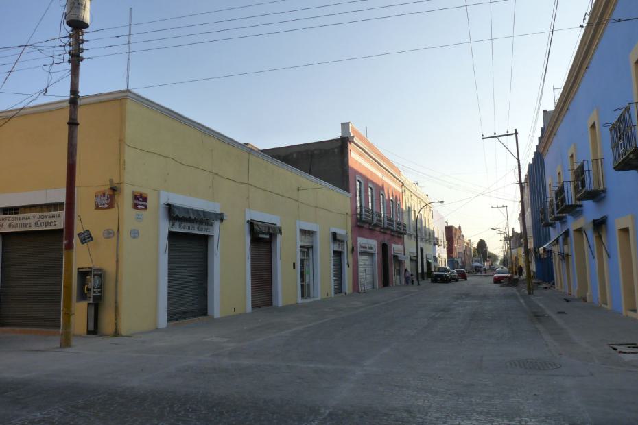 Mexiko: Straßenzug mit Kolonialgebäuden in Puebla