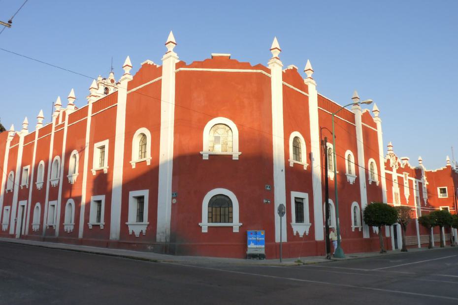 Mexiko: Rotes Kolonialgebäude in Puebla