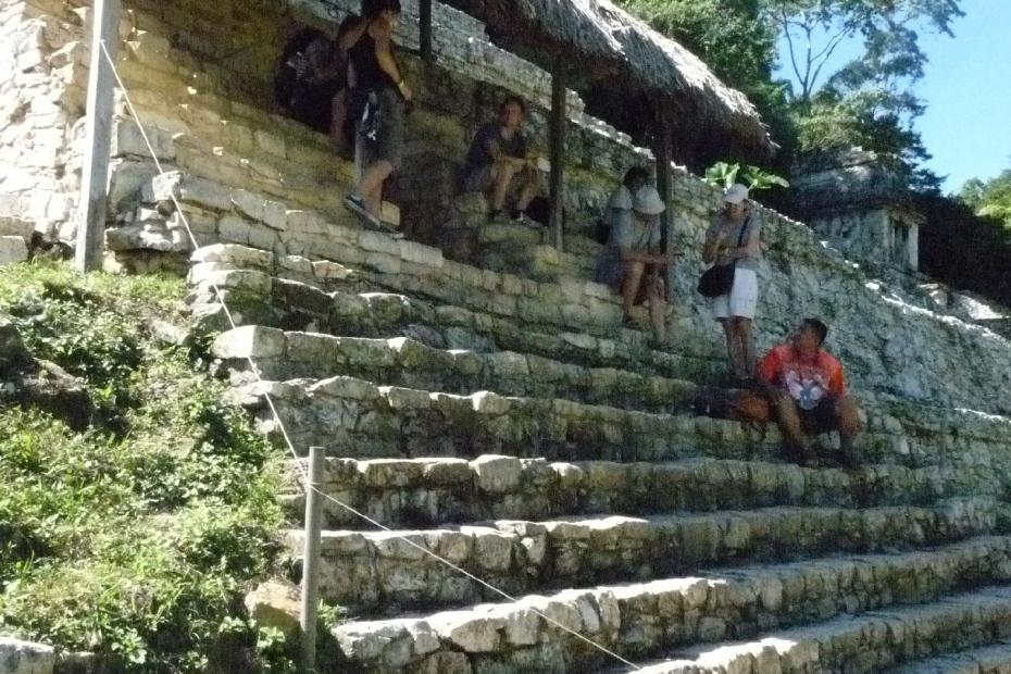 Mexiko: Die Stufen vor dem Tempel der Inschriften